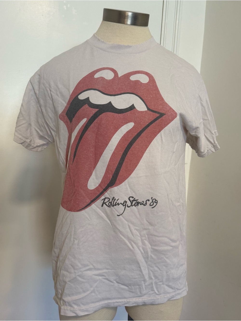 Vintage Rolling Stones Tee with Iconic Red Tongue Graphic M